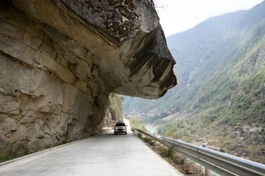 Yüksek rakımlı dağ yolunda araba sürmek, Çin