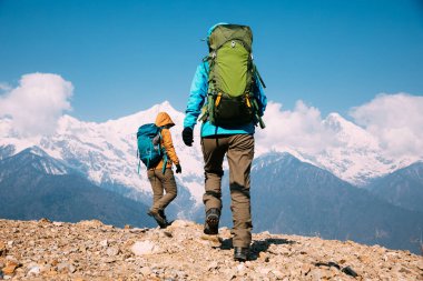 İki kadın gezgin güzel kış yüksek irtifa dağlarında yürüyüş yapıyor.