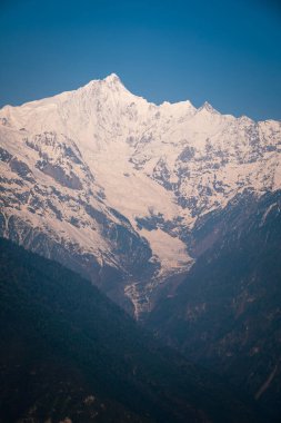 Çin 'in Yunnan kentindeki Meri Dağı' nın güzel gündoğumu manzarası