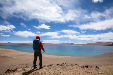 Güzel kış yüksek irtifa dağlarında yürüyüş yapan bir kadın.