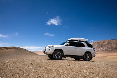 Yükseklerdeki dağlarda off-road araba sürüyorum. 