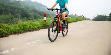 Bahar ormanlarında bisiklet sürmek