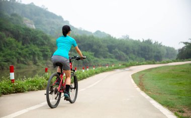 Bahar ormanlarında bisiklet sürmek