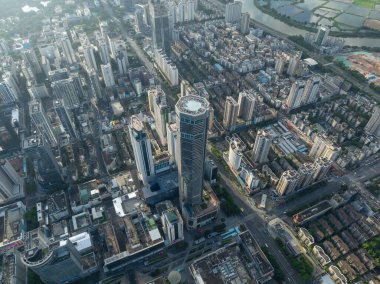 Shenzhen, Çin 'deki güzel şehir manzarasının havadan görünüşü