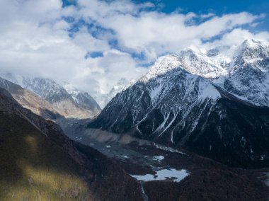 Çin, Tibet 'teki güzel yüksek irtifa kar dağlarının hava manzarası.