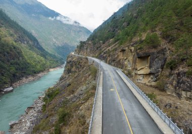 Tibet, Çin 'deki güzel orman manzarası.