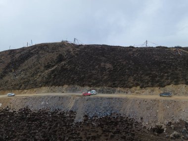 Çin, Tibet 'te yüksek rakımlı dağlarda araba sürmek