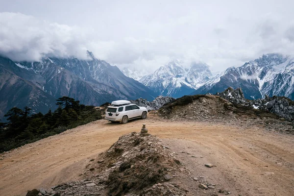 Yüksek Rakımlı Dağ Yolunda Araba Sürmek Çin — Stok fotoğraf