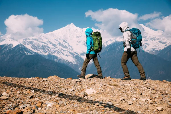 Dos Mujeres Mochileras Haciendo Senderismo Hermosas Montañas Invierno Gran Altitud — Foto de Stock