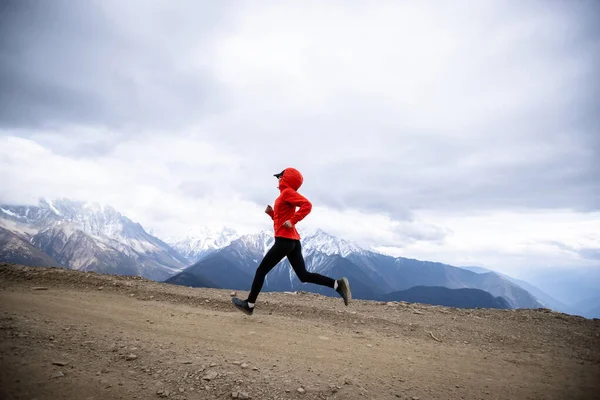 Mulher Corredor Trilha Atravessar País Correndo Montanhas Alta Altitude — Fotografia de Stock