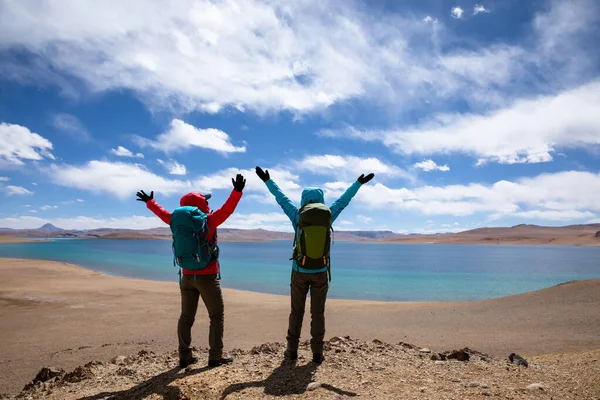 Две Женщины Туристки Путешествующие Красивых Горах Зимой Большой Высоте — стоковое фото