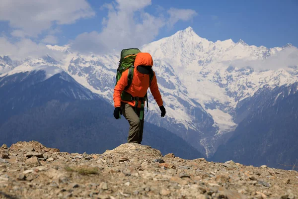 Kobieta Turysta Piesze Wędrówki Zimie Dużej Wysokości Góry Chiny — Zdjęcie stockowe