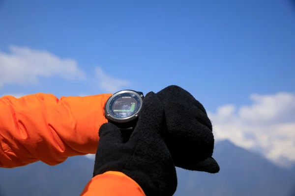 Donna Zaino Spalla Impostare Smartwatch Sulle Montagne Alta Quota — Foto Stock