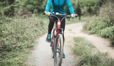 Bahar ormanlarında bisiklet sürmek