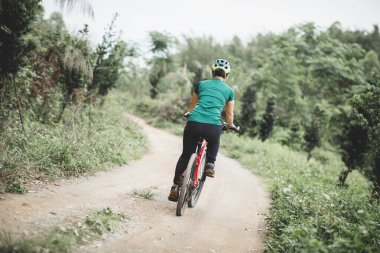 Bahar ormanlarında bisiklet sürmek