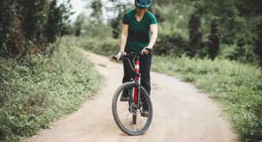 Bahar ormanlarında bisiklet sürmek