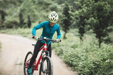 Bahar ormanlarında bisiklet sürmek