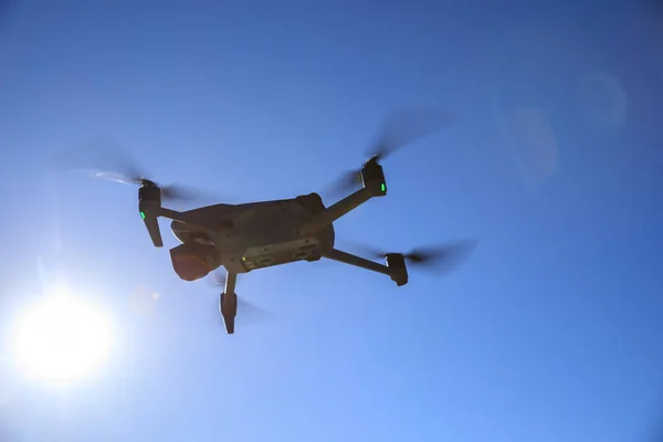 Repülő Drón Nagy Magasságban Hegyekben — Stock Fotó