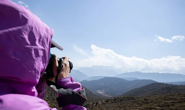 Mulher Fotógrafa Tirar Foto Para Montanhas Alta Altitude China — Fotografia de Stock