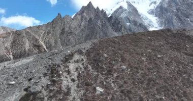 Gündüzleri güzel dağların havadan görünüşü
