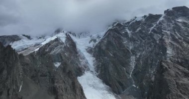 Karlı dağların güzel manzarası