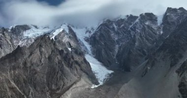 Karlı dağların güzel manzarası