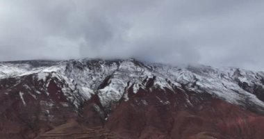 Karlı dağların güzel manzarası