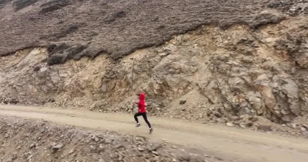 Mujer Una Chaqueta Roja Está Corriendo Las Montañas — Vídeo de stock