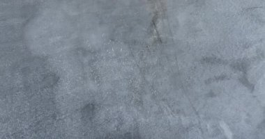Donmuş göl yüzeyinin havadan görünüşü