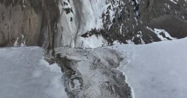 Kışın karlı dağda hava manzarası