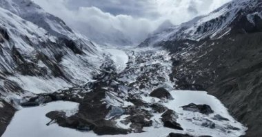 Karlı dağlarda ve donmuş nehirde güzel bir manzara.