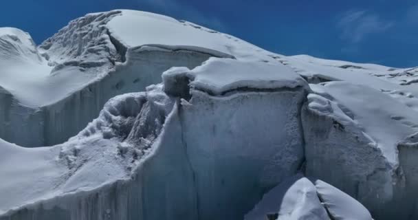 Schöne Landschaft Der Schneebedeckten Berge — Stockvideo
