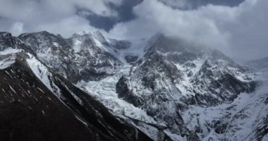 Karlı dağların güzel manzarası