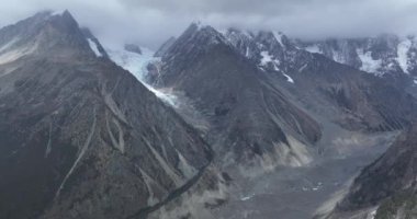 Karlı dağların güzel manzarası