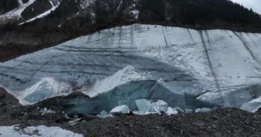 Karlı dağların güzel manzarası