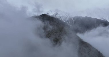Karlı dağların güzel manzarası