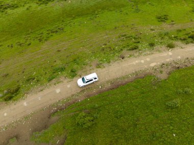 Yüksek rakımlı dağ yolunda araba yolculuğu, Çin