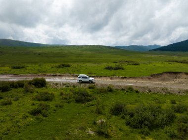Yüksek rakımlı dağ yolunda araba yolculuğu, Çin