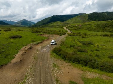 Yüksek rakımlı dağ yolunda araba yolculuğu, Çin