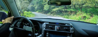 Orman dağ yolunda araba sürmek, Çin