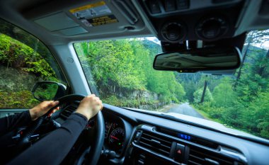 Orman dağ yolunda araba sürmek, Çin