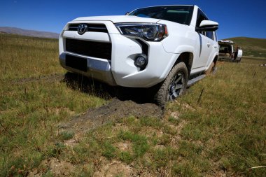 Offroad arabası çamura saplandı.