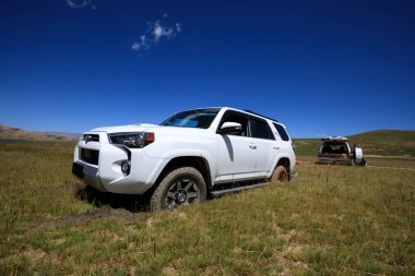 Offroad arabası çamura saplandı.