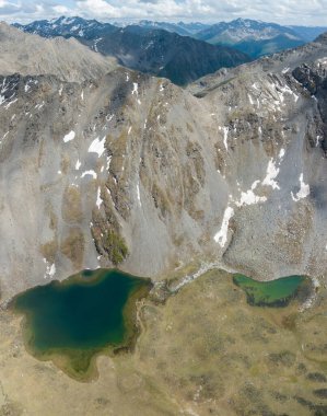 Çin, Sichuan 'daki yüksek rakımlı dağ ve göl manzarasının güzel manzarası.