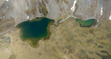 Çin, Sichuan 'daki yüksek rakımlı dağ ve göl manzarasının güzel manzarası.