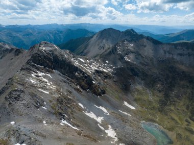 Çin, Sichuan 'daki yüksek rakımlı dağ ve göl manzarasının güzel manzarası.