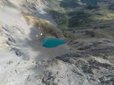 Çin, Sichuan 'daki yüksek rakımlı dağ ve göl manzarasının güzel manzarası.