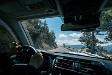 Tibet, Çin 'de yüksek rakımlı dağ yolunda araba sürüyorum.