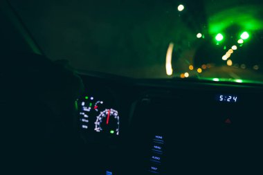 Tünelde araba kullanan insanlar