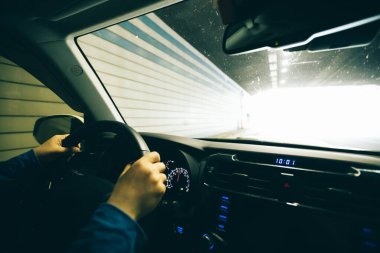 Tünelde araba kullanan insanlar